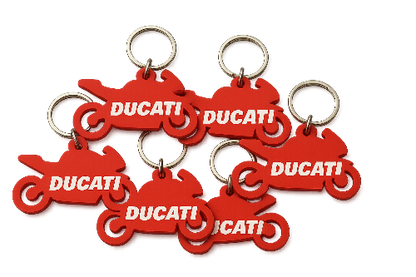 Tieni sempre le chiavi a portata di mano con questo portachiavi rosso Ducati!

Il design vivace e la scritta Ducati al centro aggiungono un tocco di stile audace, perfetto per i veri appassionati di moto.

Un accessorio pratico e divertente che celebra la passione per la velocità ogni giorno.