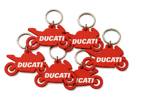 Tieni sempre le chiavi a portata di mano con questo portachiavi rosso Ducati!

Il design vivace e la scritta Ducati al centro aggiungono un tocco di stile audace, perfetto per i veri appassionati di moto.

Un accessorio pratico e divertente che celebra la passione per la velocità ogni giorno.